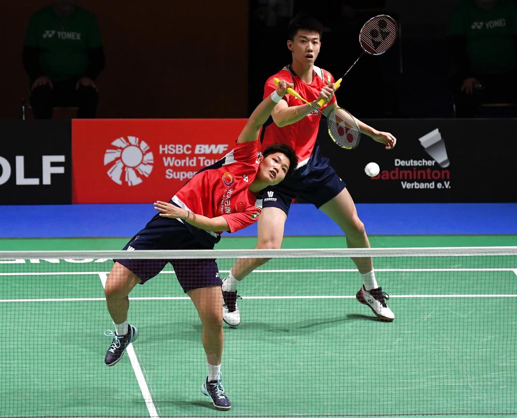 尤其在拉开 尤其在拉开